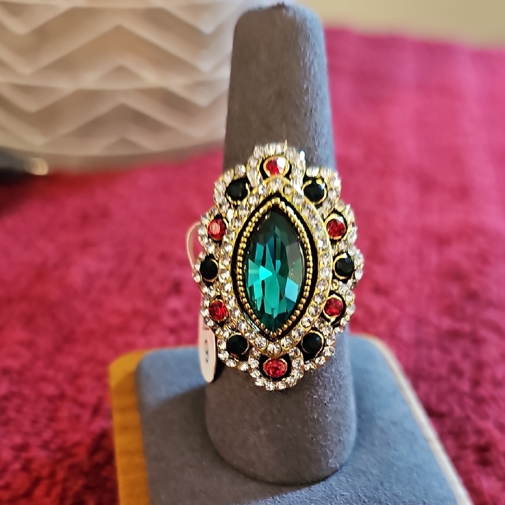 Nwt Sassified Boutique Elegant Green and Red Gemstone Ring